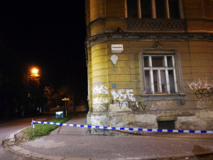 Z domu na rohu ulic Komenského a Dobrovského padala omítka mezi auta. Objekt je ohrazen páskou