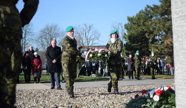FOTO/VIDEO: U památníku u právnické fakulty proběhla vzpomínka ke Dni boje za svobodu a demokracii