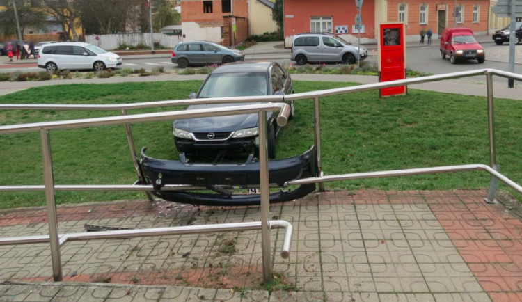 Opilá řidička nezvládla výjezd z kruhového objezdu, její auto skončilo "zakouslé" v zábradlí o několik metrů dál