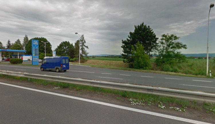 V remízku u benzínky na Pražské ulici byla nalezena mrtvola muže