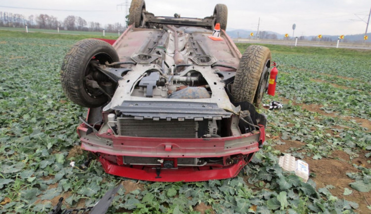Seniora přemohla při řízení únava. Po kotrmelcích skončilo auto na střeše v poli