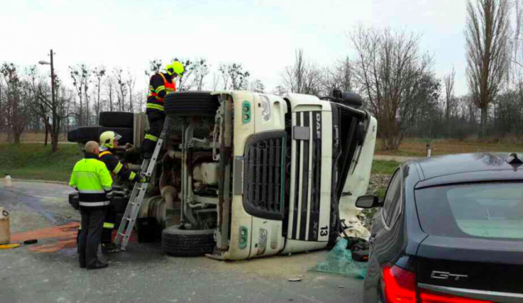 FOTO: Řidič nákladního auta, které se převrátilo v Mohelnici a srazilo se s dalším autem, je zraněný