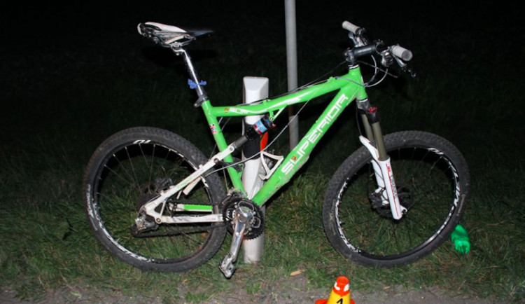Mezi Dolany a Tovéří došlo ke střetu mezi osobním autem a cyklistou. Policie hledá svědky nehody