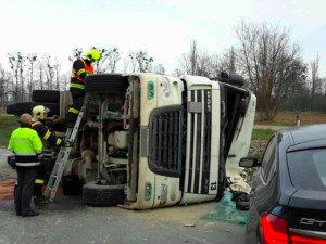 FOTO: Řidič nákladního auta, které se převrátilo v Mohelnici a srazilo se s dalším autem, je zraněný