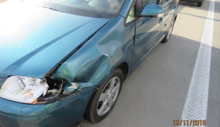 Z auta spadla ocelová tyč, která poškodila auto jedoucí v jiném pruhu. Policie hledá svědky