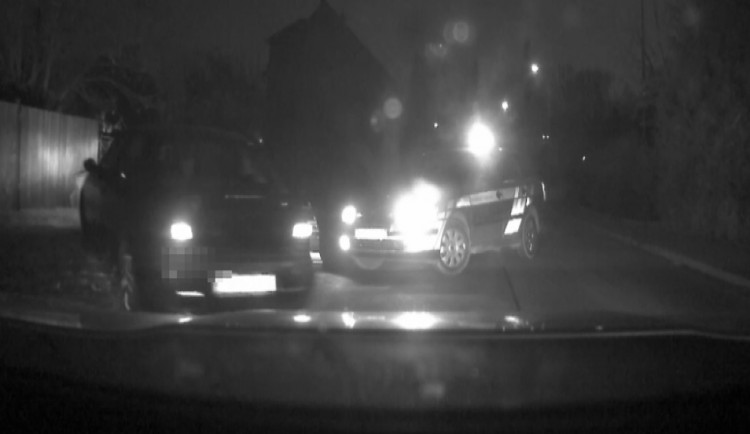 VIDEO: Zfetovaný řidič ujížděl policii olomouckými ulicemi. U jeho spolujezdkyně poté našli plnou injekční stříkačku