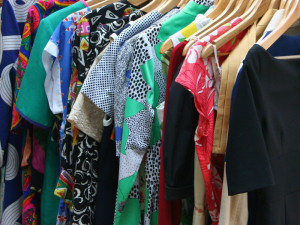 Nevíte kam se starým oblečením nebo sháníte nové kousky? Přijďte zítra na Clothes-Swap!