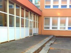 Nevyužívané atrium školy se promění v zahradní učebnu