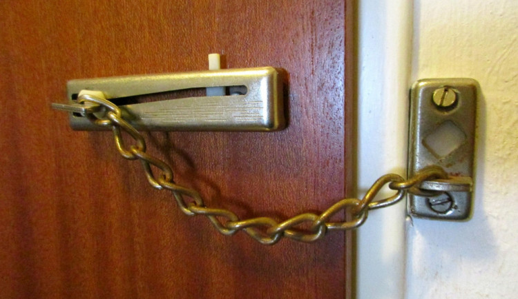 Muž nabízel lidem v bytových domech služby v oblasti bezpečnostních dveří, podomní prodej je však zakázaný