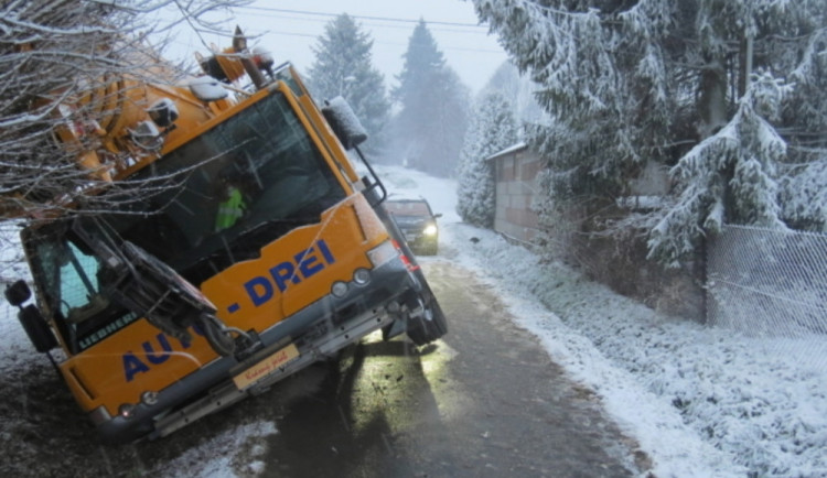 Autojeřáb sjel ze silnice do příkopu, nehodou vznikla škoda za 52 tisíc korun