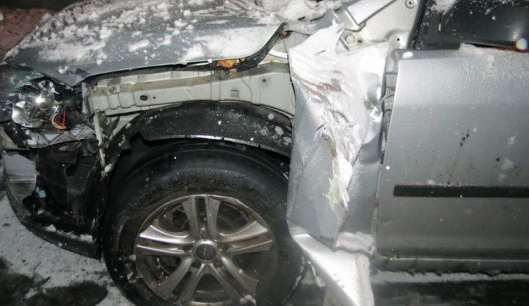 Mezi Lipinou a Šternberkem dostal řidič se svým autem smyk a srazil se s náklaďákem. Jel na letních gumách