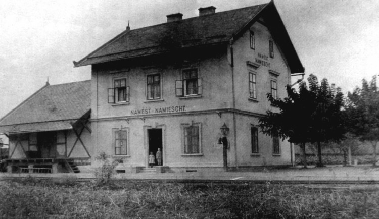 Lidé chtějí zabránit demolici historické nádražní budovy v Náměšti na Hané, stojí tam od roku 1883