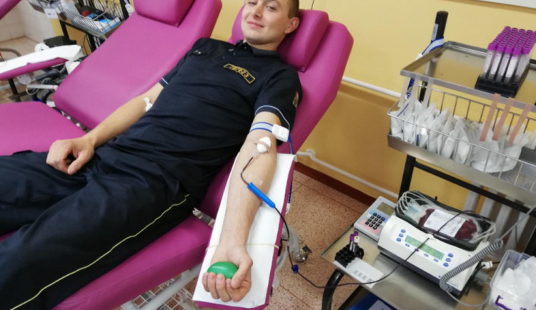 Hasiči z celého kraje včera hromadně darovali krev a krevní plazmu
