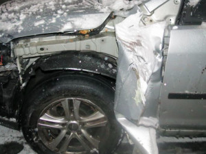 Mezi Lipinou a Šternberkem dostal řidič se svým autem smyk a srazil se s náklaďákem. Jel na letních gumách