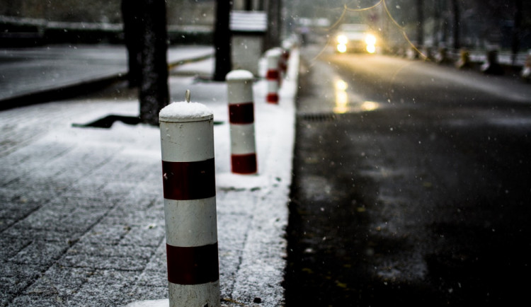Na silnicích v Olomouckém kraji se tvoří ledovka, jeďte opatrně!