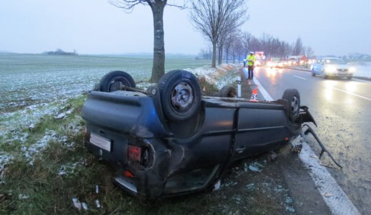 Řidička jela příliš rychle, auto po smyku skončilo na střeše. Ona i spolujezdkyně byly převezeny do nemocnice