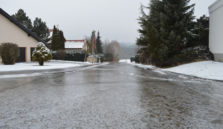 Dejte pozor na ledovku. Výstraha platí do zítřejšího rána také pro Olomoucký kraj