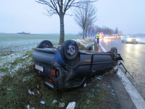 Řidička jela příliš rychle, auto po smyku skončilo na střeše. Ona i spolujezdkyně byly převezeny do nemocnice