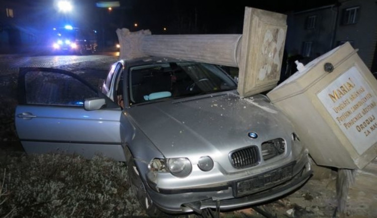 Řidič za volantem usnul, přejel do protisměru a nakonec naboural do pomníku