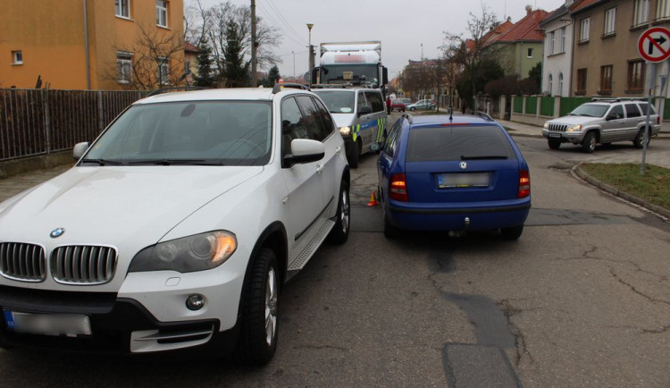 Řidička BMW nedala přednost v jízdě a srazila se s projíždějícím autem. Druhý řidič se ale provinil také