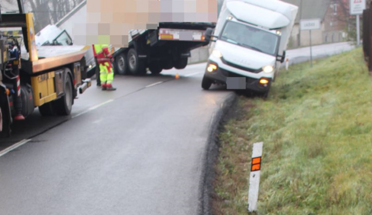 AKTUÁLNĚ: Nehoda nákladního auta uzavřela silnici u Šternberka, policie dopravu odklání na Uničov