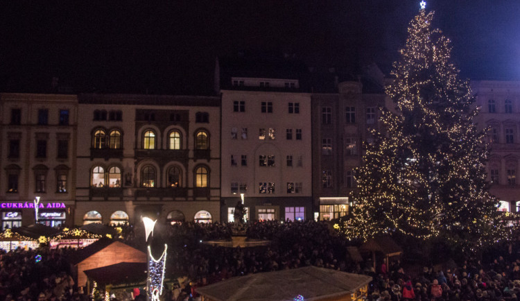 FOTO/VIDEO: Olomoucký vánoční strom dostal jméno Štístko. Podívejte se na fotky z rozsvícení!
