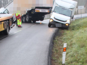 AKTUÁLNĚ: Nehoda nákladního auta uzavřela silnici u Šternberka, policie dopravu odklání na Uničov
