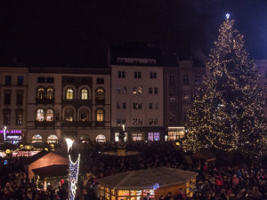 FOTO/VIDEO: Olomoucký vánoční strom dostal jméno Štístko. Podívejte se na fotky z rozsvícení!