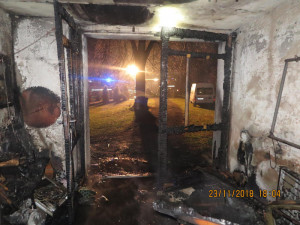 Při požáru domu a garáže se majitel ve snaze o záchranu objektu nadýchal zplodin a utrpěl popáleniny
