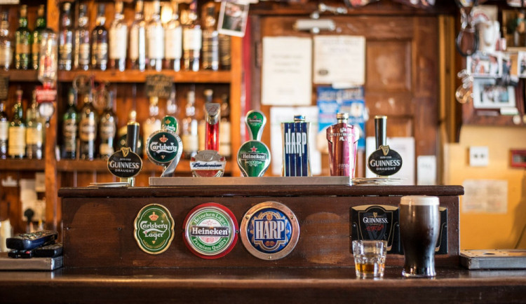 Opilý agresor urážel obsluhu v baru a nakonec i samotné policisty. Ti museli použít donucovací prostředky