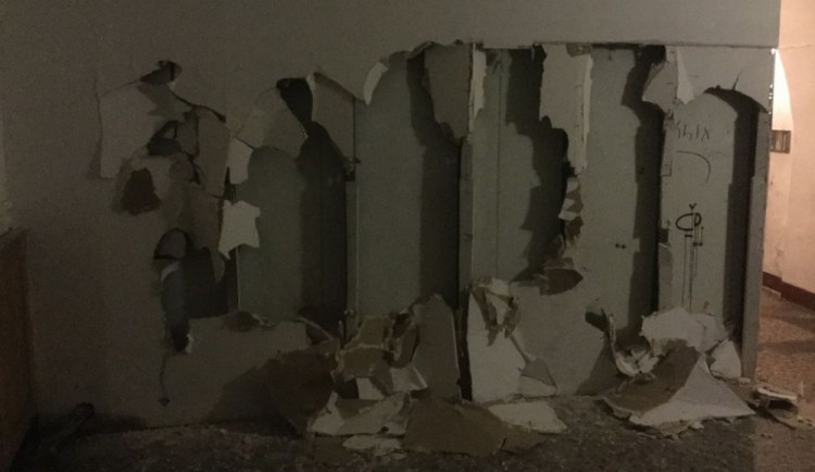 Skupina mladíků poničila sádrokartonovou zeď v chodbě domu na Dolním náměstí