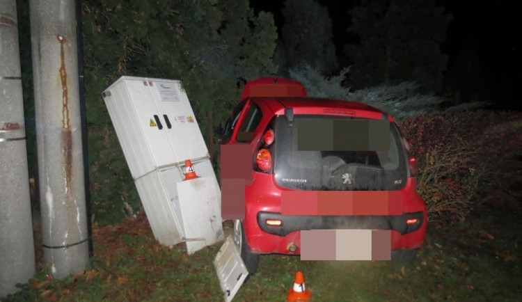 Mladý řidič nedal přednost v jízdě a naboural do rozvodné skříně, plotu a stromu. Způsobil škodu za více než čtvrt milionu korun