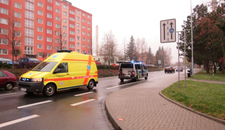 Řidič nedal přednost v jízdě cyklistce a srazil ji. Ta nakonec byla převezena sanitkou do nemocnice