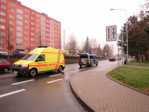 Řidič nedal přednost v jízdě cyklistce a srazil ji. Ta nakonec byla převezena sanitkou do nemocnice