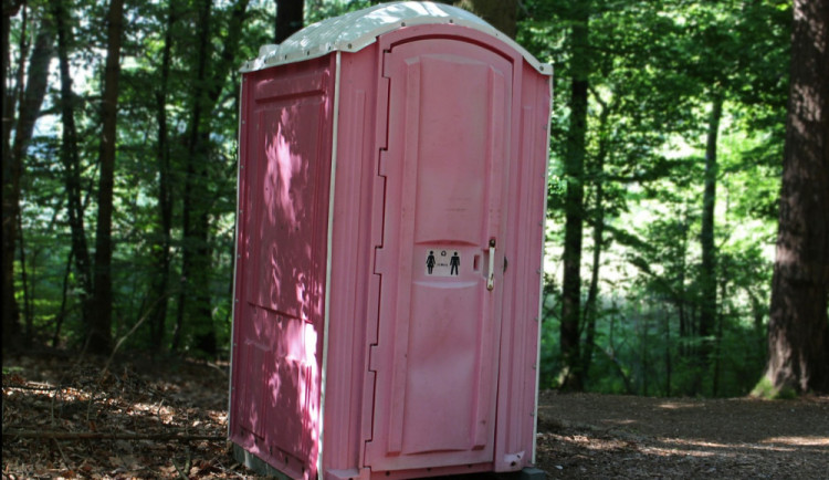 Zloděj ukradl mobilní toaletu, způsobil tak škodu za 13 tisíc korun a může jít až na dva roky do vězení