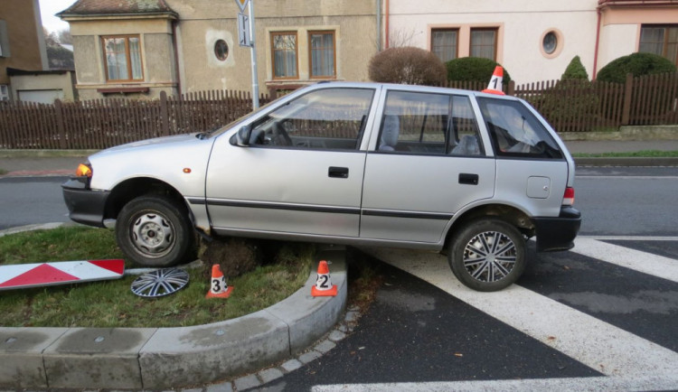 Senior přehlédl ostrůvek uprostřed silnice a naboural do dopravní značky
