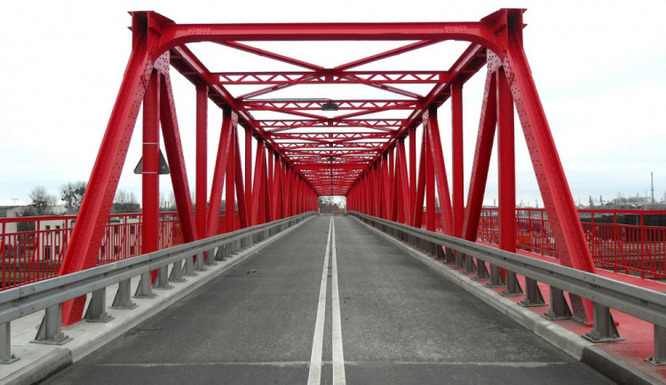 Dluhonské mosty byly dnes zkolaudovány, řidiči se po nich projedou již v sobotu