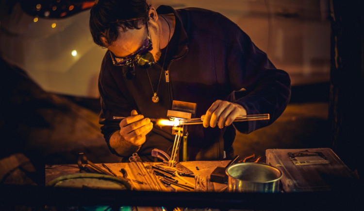 Sklářští výtvarníci vystavují svá díla v Galerii města Olomouce, jedná se o poslední letošní výstavu