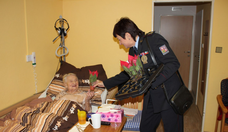 FOTO: Téměř dvě stě vánočních hvězd darovali policisté seniorům