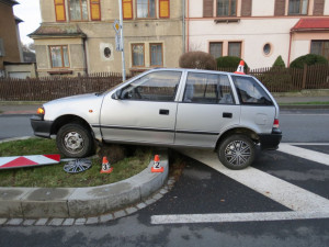 Senior přehlédl ostrůvek uprostřed silnice a naboural do dopravní značky