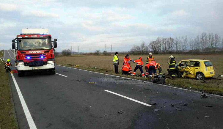 FOTO: Tragická nehoda dnes uzavřela silnici u Chomoutova. Zemřel tam člověk