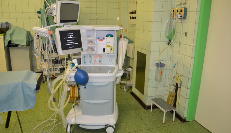 Přístroj na podání celkové anestezie nebo operační svítidlo. Jesenická nemocnice zakoupila nové přístroje