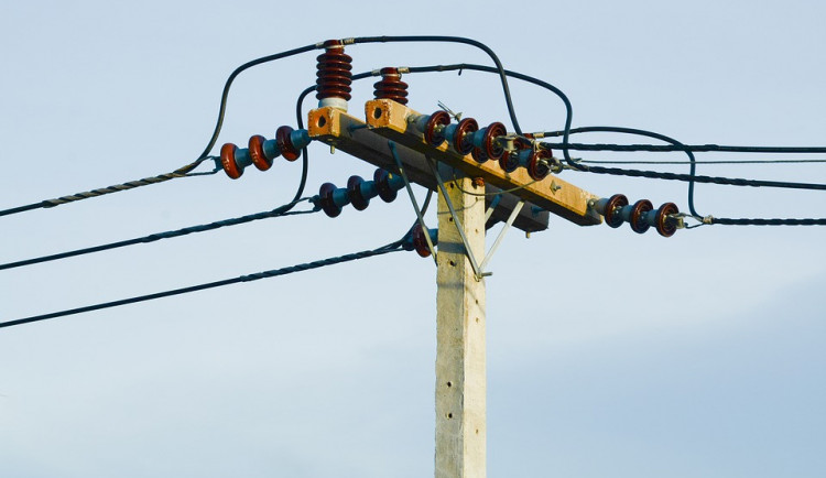 Řidič při nehodě poškodil sloup elektrického vedení, dominovým efektem se poškodily další čtyři
