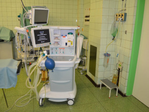 Přístroj na podání celkové anestezie nebo operační svítidlo. Jesenická nemocnice zakoupila nové přístroje