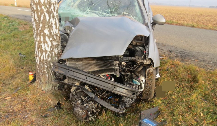 Řidič nepřizpůsobil rychlost stavu silnice, dostal smyk a narazil do stromu. Byl převezen do nemocnice