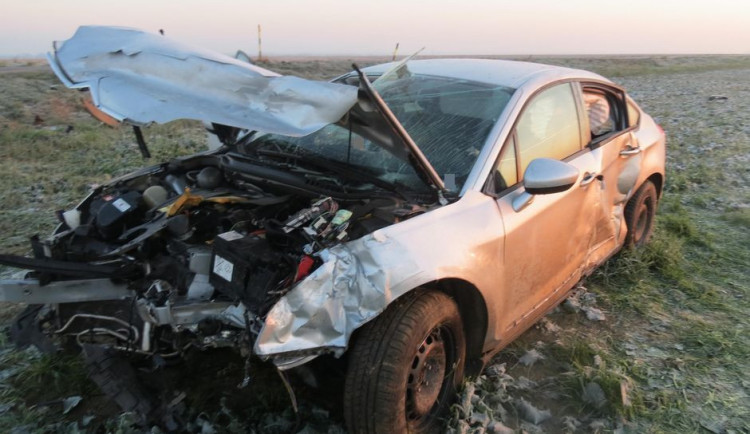 U Seničky se střetla dvě osobní auta, oba řidiči se zranili a museli do nemocnice