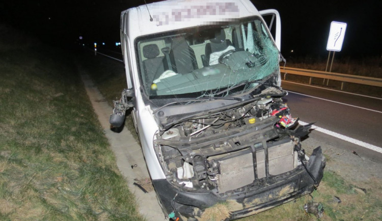 Řidič přejel do protisměru a naboural do auta mladé ženy, která byla s vážným zraněním převezena do nemocnice