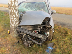 Řidič nepřizpůsobil rychlost stavu silnice, dostal smyk a narazil do stromu. Byl převezen do nemocnice