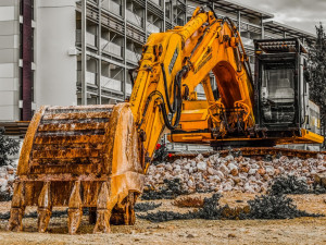 Zloděj ukradl za stavby bourací kladivo, které bylo uzamčené k bagrové lžíci. Způsobil škodu za 90 tisíc korun