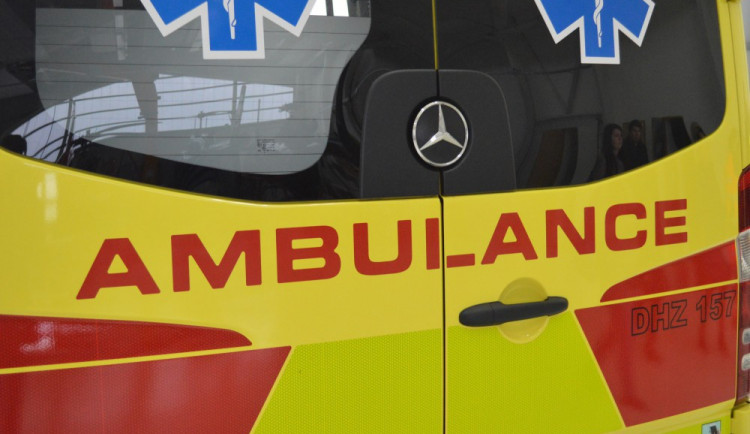 Při čelní srážce osobního auta a autobusu se zranili dva lidé